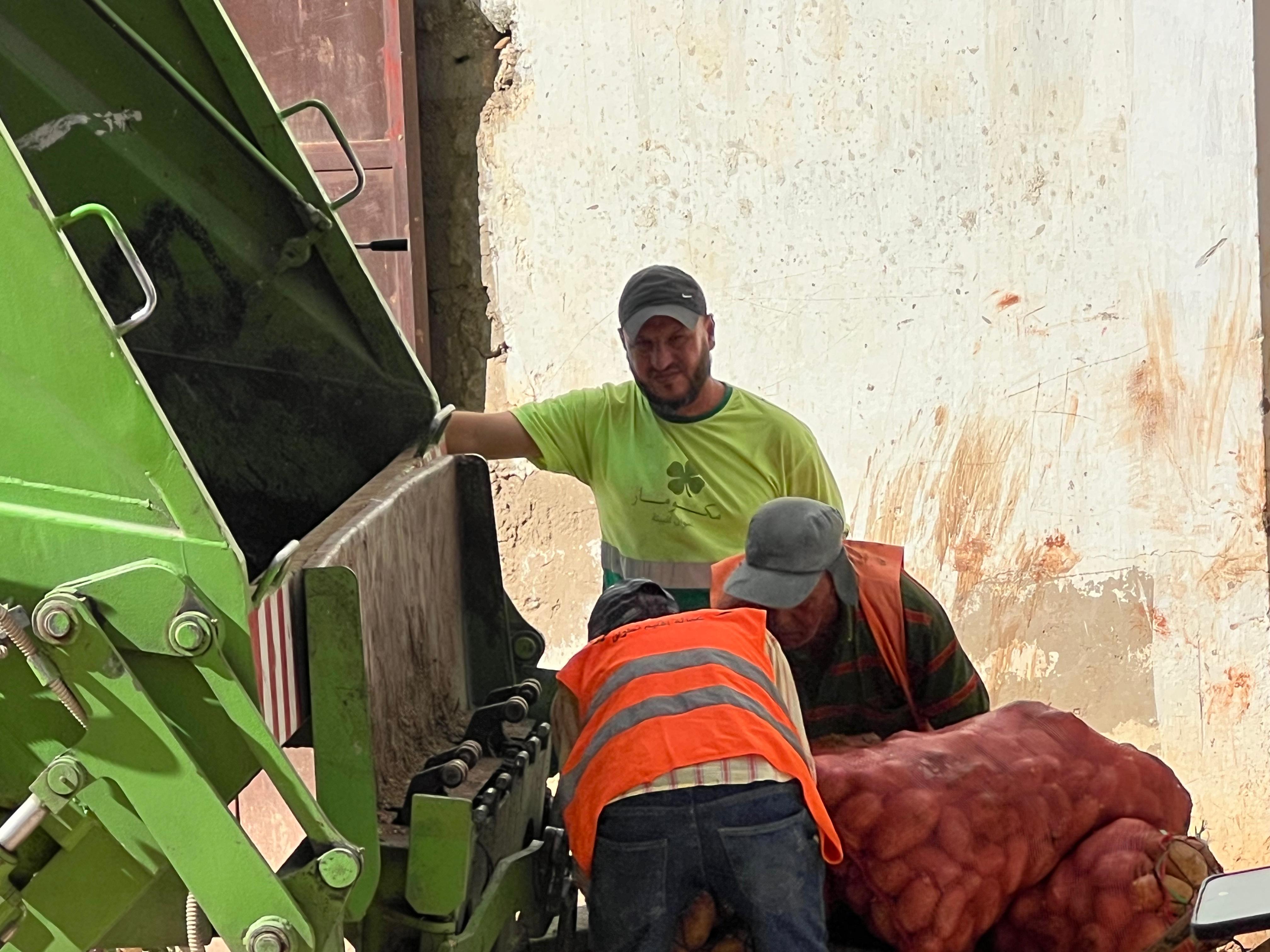 تطوان: السلطات تحبط نشاط معمل سري للبطاطس المشبوهة وتضبط 14 طنا مهددة لصحة المستهلكين (صور) تطوان: السلطات تحبط نشاط معمل سري للبطاطس المشبوهة وتضبط 14 طنا مهددة لصحة المستهلكين (صور)