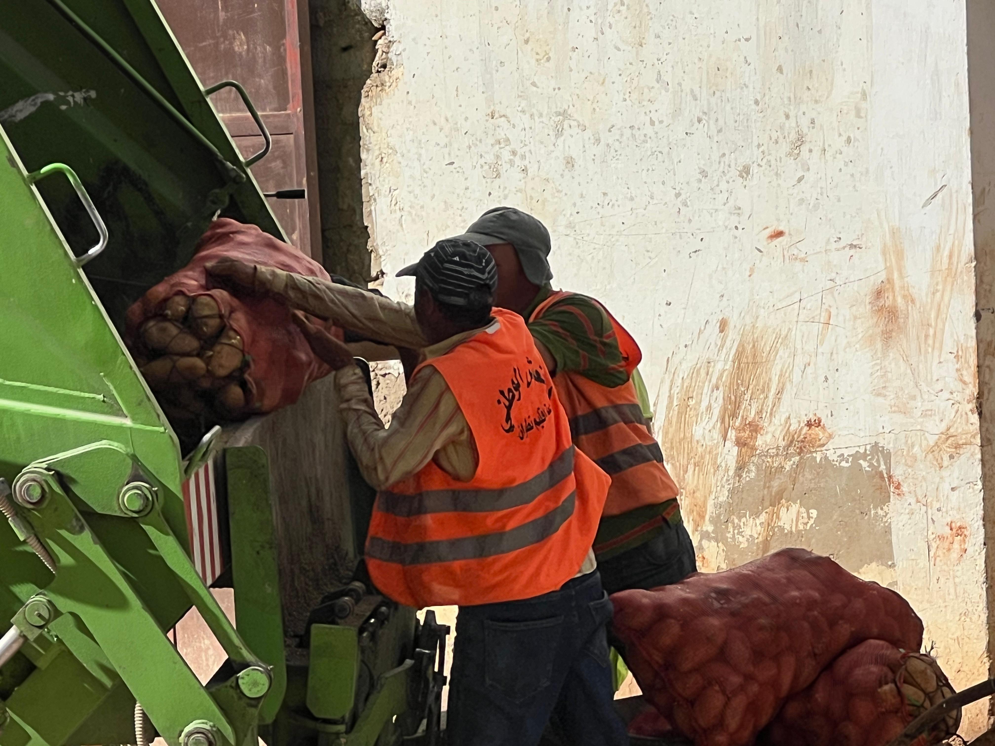 تطوان: السلطات تحبط نشاط معمل سري للبطاطس المشبوهة وتضبط 14 طنا مهددة لصحة المستهلكين (صور) تطوان: السلطات تحبط نشاط معمل سري للبطاطس المشبوهة وتضبط 14 طنا مهددة لصحة المستهلكين (صور)