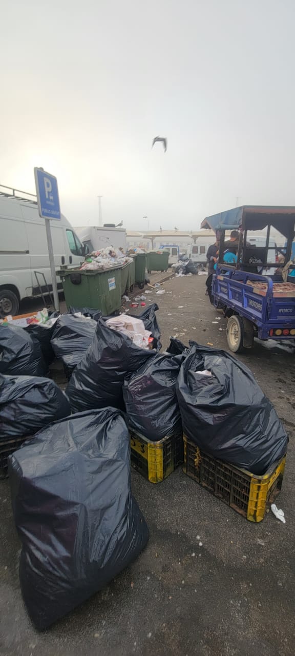 تلوث بيئي خطير يهدد ميناء الحسيمة وسط مطالب بالتدخل العاجل