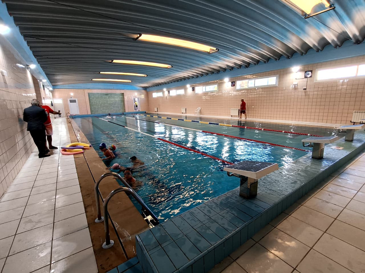 عامل عمالة مكناس يستقبل فريق النادي المكناسي لكرة السلة ويشرف على تدشين المسبح المغطى الجديد بفضاء النادي الرياضي المكناسي للسباحة . عامل عمالة مكناس يستقبل فريق النادي المكناسي لكرة السلة ويشرف على تدشين المسبح المغطى الجديد بفضاء النادي الرياضي المكناسي للسباحة .