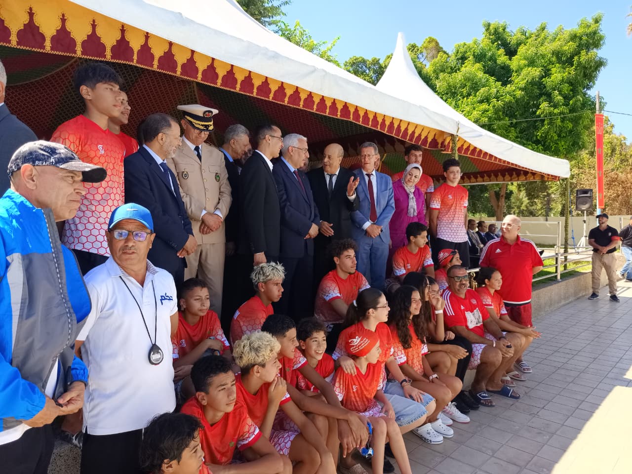 عامل عمالة مكناس يستقبل فريق النادي المكناسي لكرة السلة ويشرف على تدشين المسبح المغطى الجديد بفضاء النادي الرياضي المكناسي للسباحة . عامل عمالة مكناس يستقبل فريق النادي المكناسي لكرة السلة ويشرف على تدشين المسبح المغطى الجديد بفضاء النادي الرياضي المكناسي للسباحة .