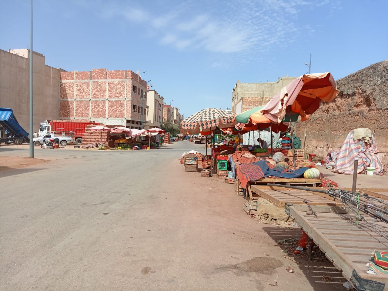 الشارع الرئيسي لتولال يتحلل لسوق عشوائي