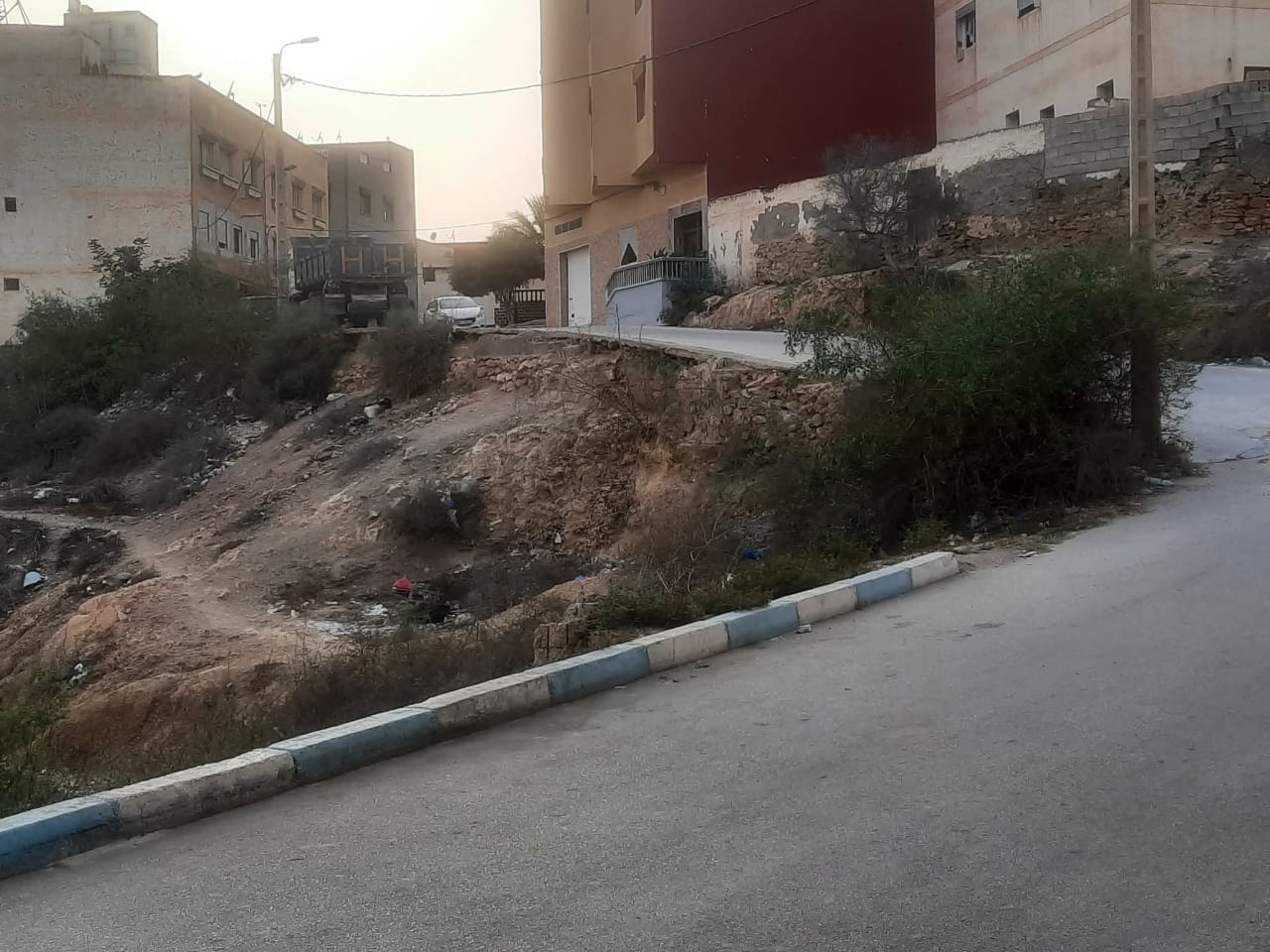 الحسيمة: ساكنة حي باريو بسيدي عابد تشتكي من تدهور الأوضاع وتطالب بتدخل عاجل الحسيمة: ساكنة حي باريو بسيدي عابد تشتكي من تدهور الأوضاع وتطالب بتدخل عاجل