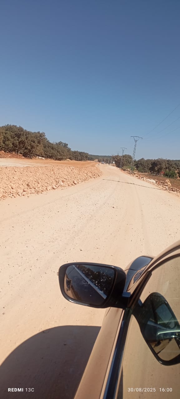 مستعملو طريق الحاجب–إفران يشتكون من عشوائية الأشغال ويطالبون بتدخل عاجل مستعملو طريق الحاجب–إفران يشتكون من عشوائية الأشغال ويطالبون بتدخل عاجل