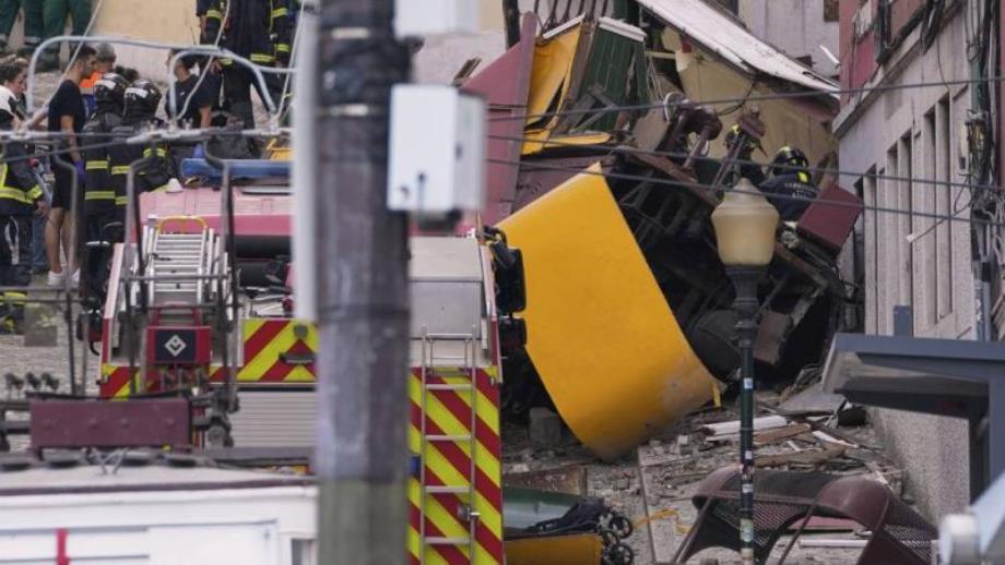 ارتفاع حصيلة حادث خروج عربة قطار سياحي عن مسارها إلى 17 قتيلا بالبرتغال ارتفاع حصيلة حادث خروج عربة قطار سياحي عن مسارها إلى 17 قتيلا بالبرتغال