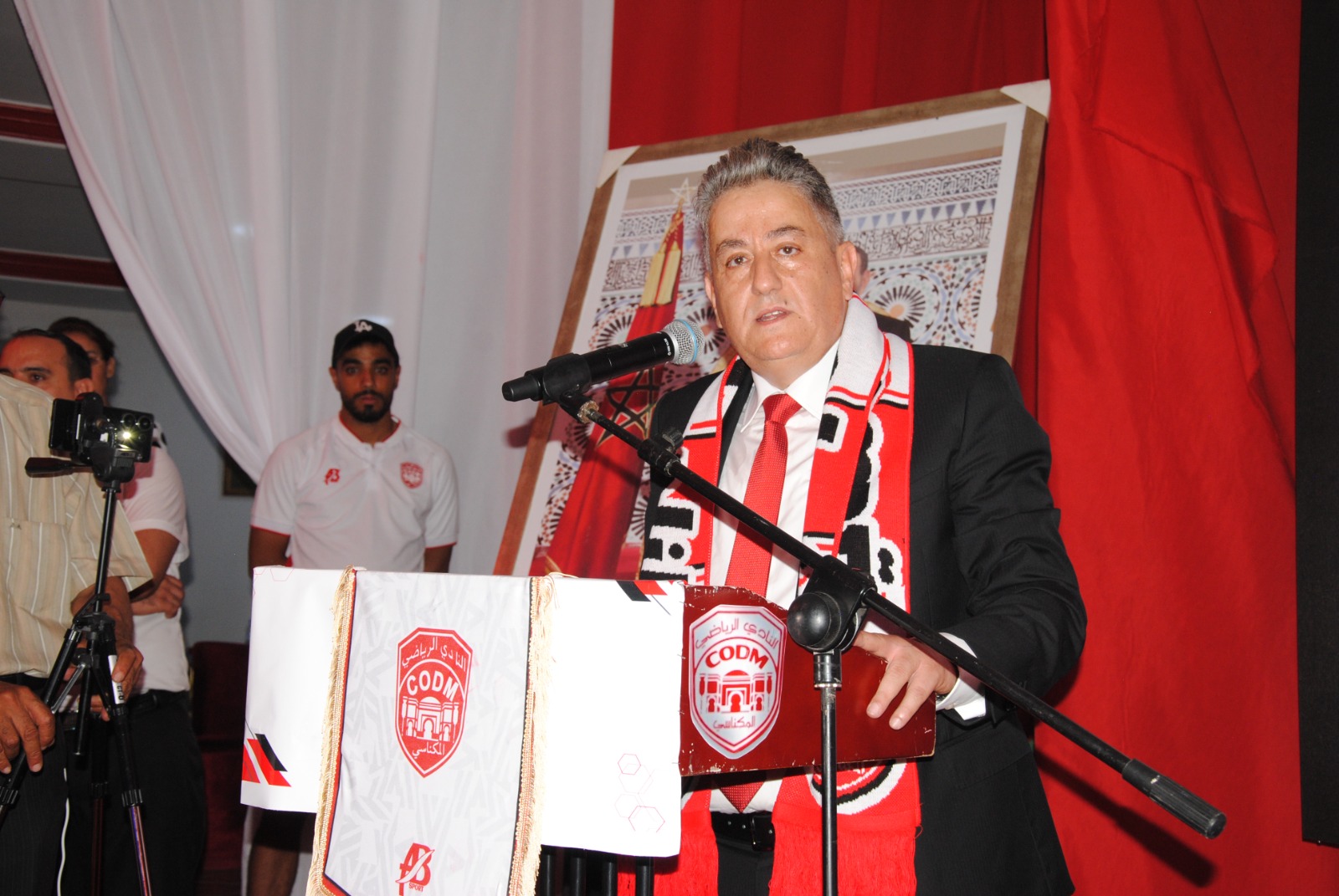 الدكتور عز الدين اليعقوبي ينتخب رئيسا للنادي المكناسي بالإجماع. الدكتور عز الدين اليعقوبي ينتخب رئيسا للنادي المكناسي بالإجماع.