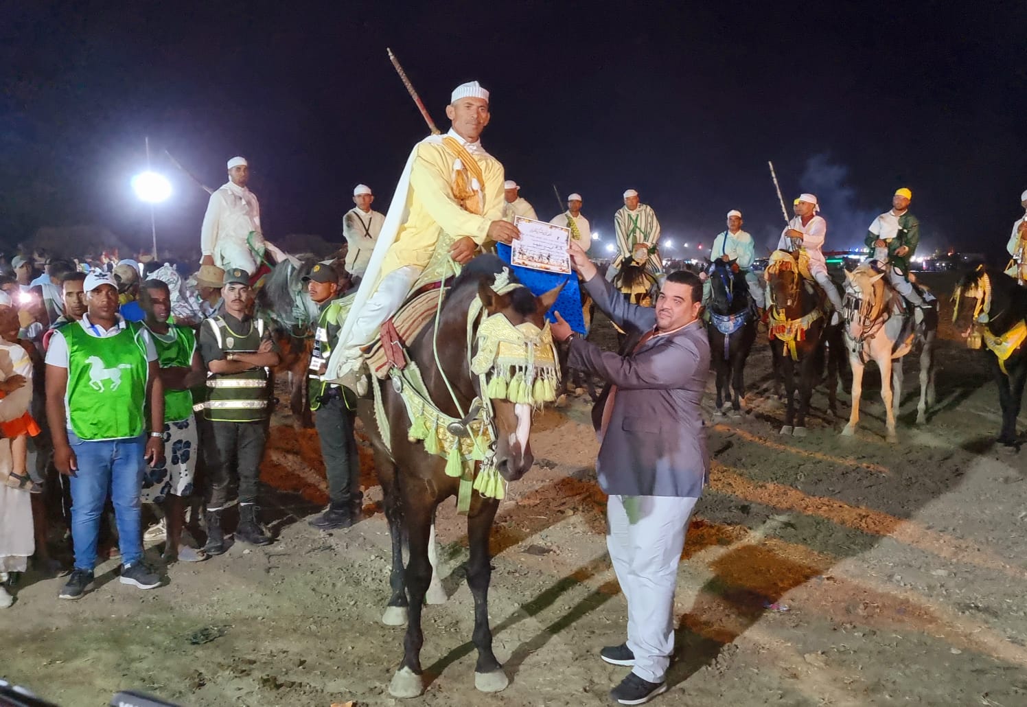تكريم السربات المشاركة في ختام مهرجان سيدي محمد بنمنصور تكريم السربات المشاركة في ختام مهرجان سيدي محمد بنمنصور