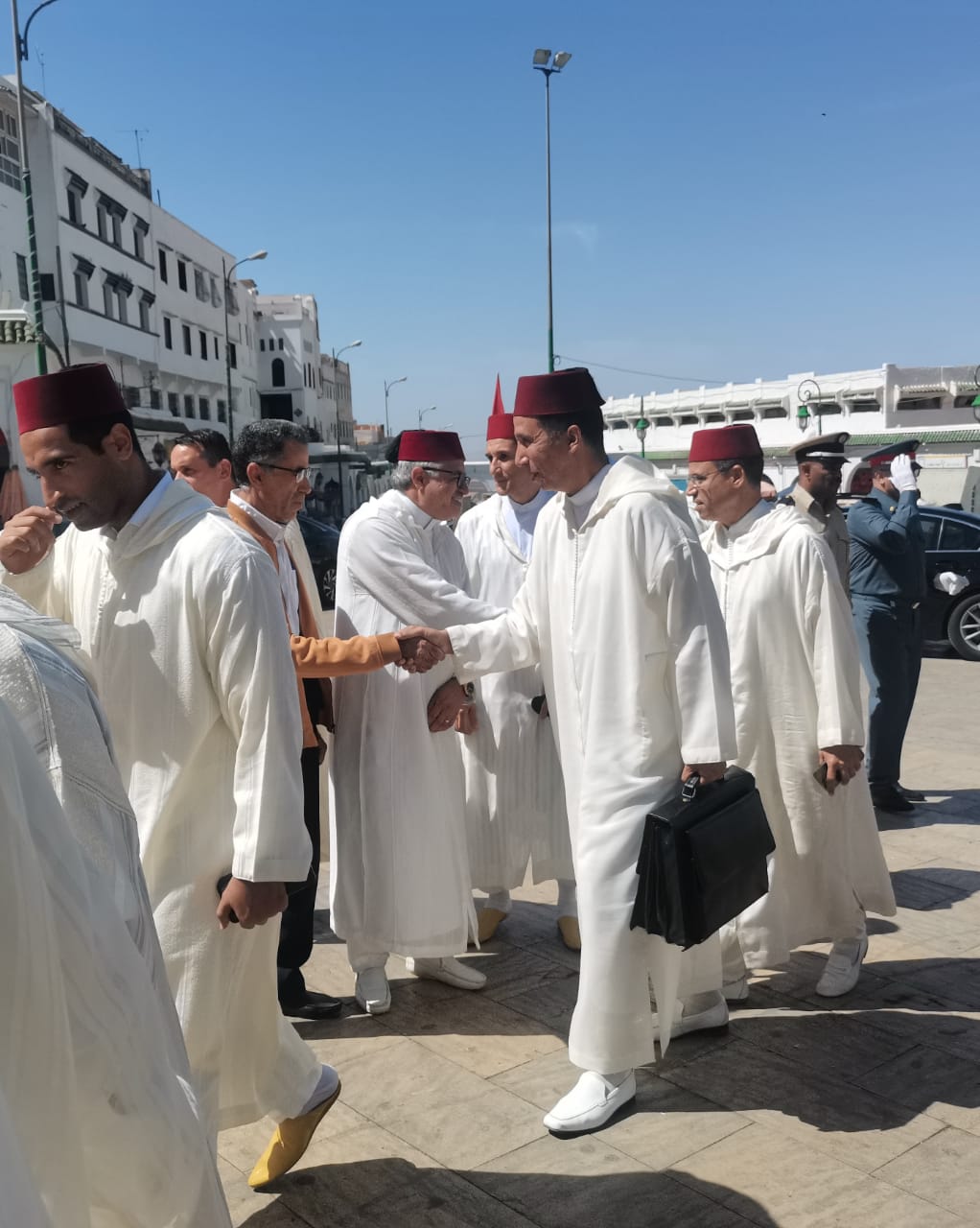 تخليدا للذكرى 27 لوفاة الحسن الثاني.. لجنة ملكية توزع هبات ملكية على أربعة اضرحة بعمالة مكناس ف