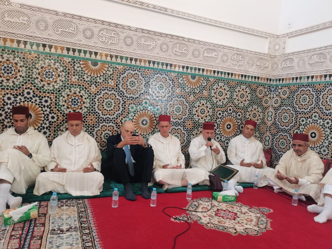 تخليدا للذكرى 27 لوفاة الحسن الثاني.. لجنة ملكية توزع هبات ملكية على أربعة اضرحة بعمالة مكناس ف