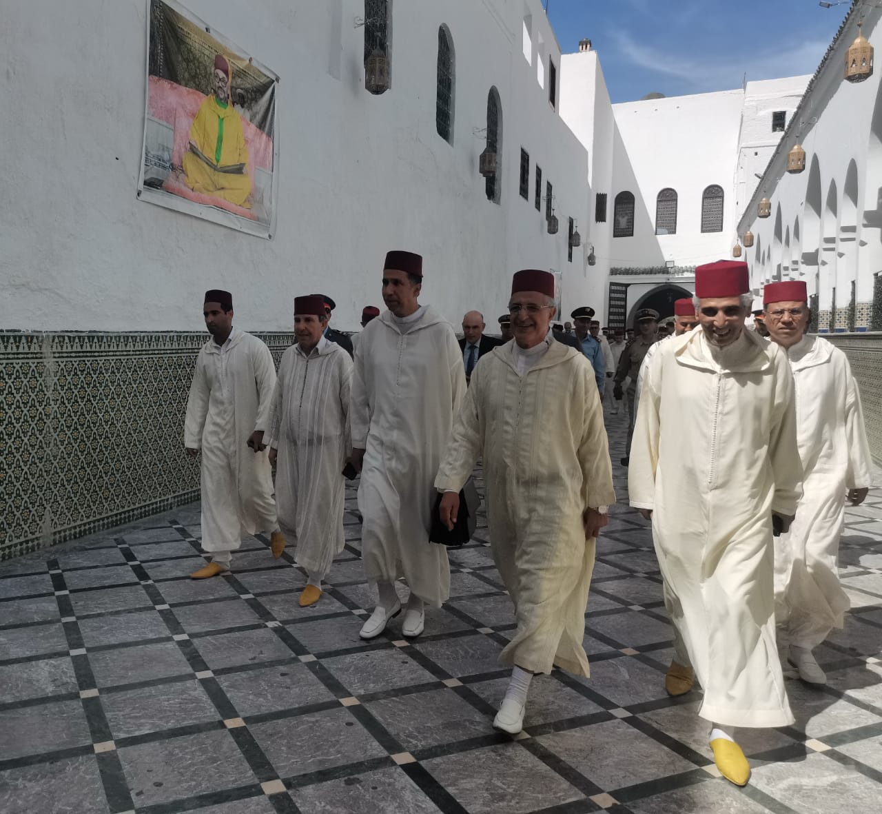 تخليدا للذكرى 27 لوفاة الحسن الثاني.. لجنة ملكية توزع هبات ملكية على أربعة اضرحة بعمالة مكناس ف