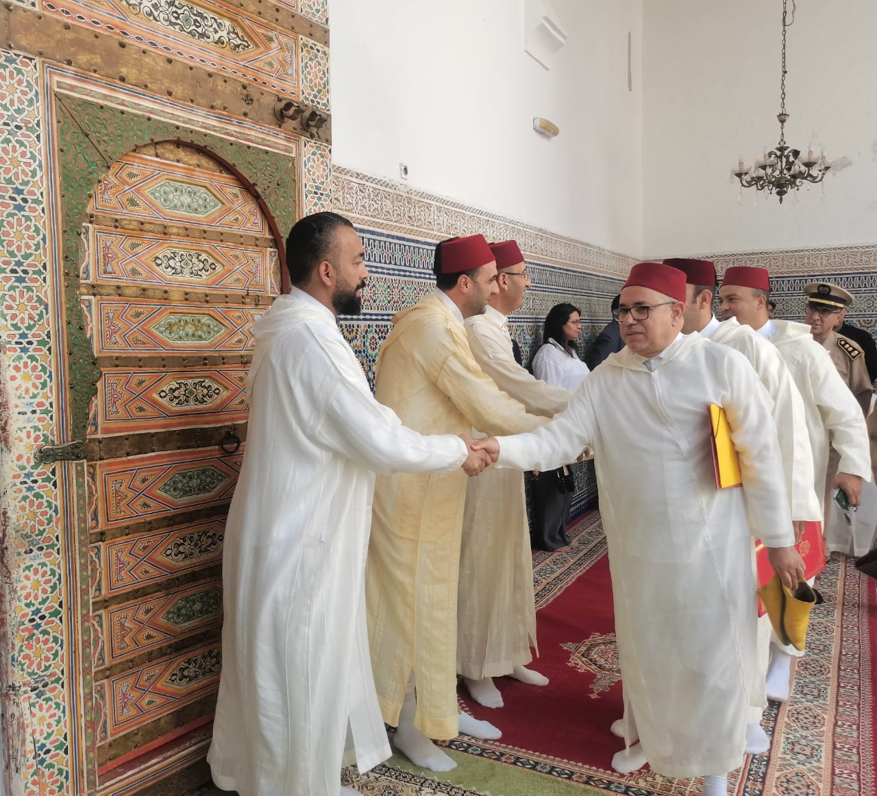 تخليدا للذكرى 27 لوفاة الحسن الثاني.. لجنة ملكية توزع هبات ملكية على أربعة اضرحة بعمالة مكناس ف