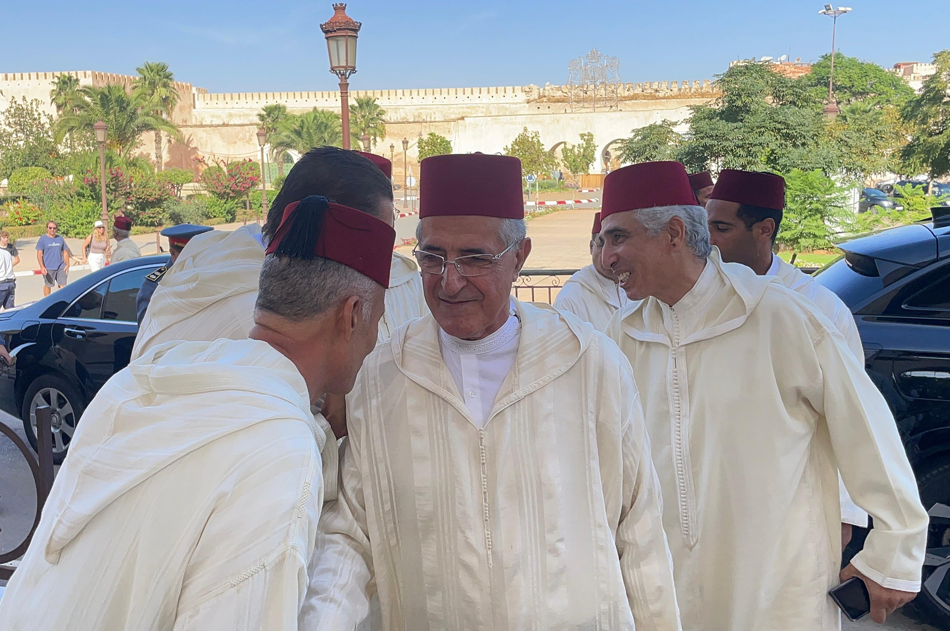 تخليدا للذكرى 27 لوفاة الحسن الثاني.. لجنة ملكية توزع هبات ملكية على أربعة اضرحة بعمالة مكناس ف