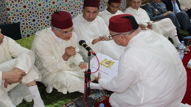 تخليدا للذكرى 27 لوفاة الحسن الثاني.. لجنة ملكية توزع هبات ملكية على أربعة اضرحة بعمالة مكناس ف