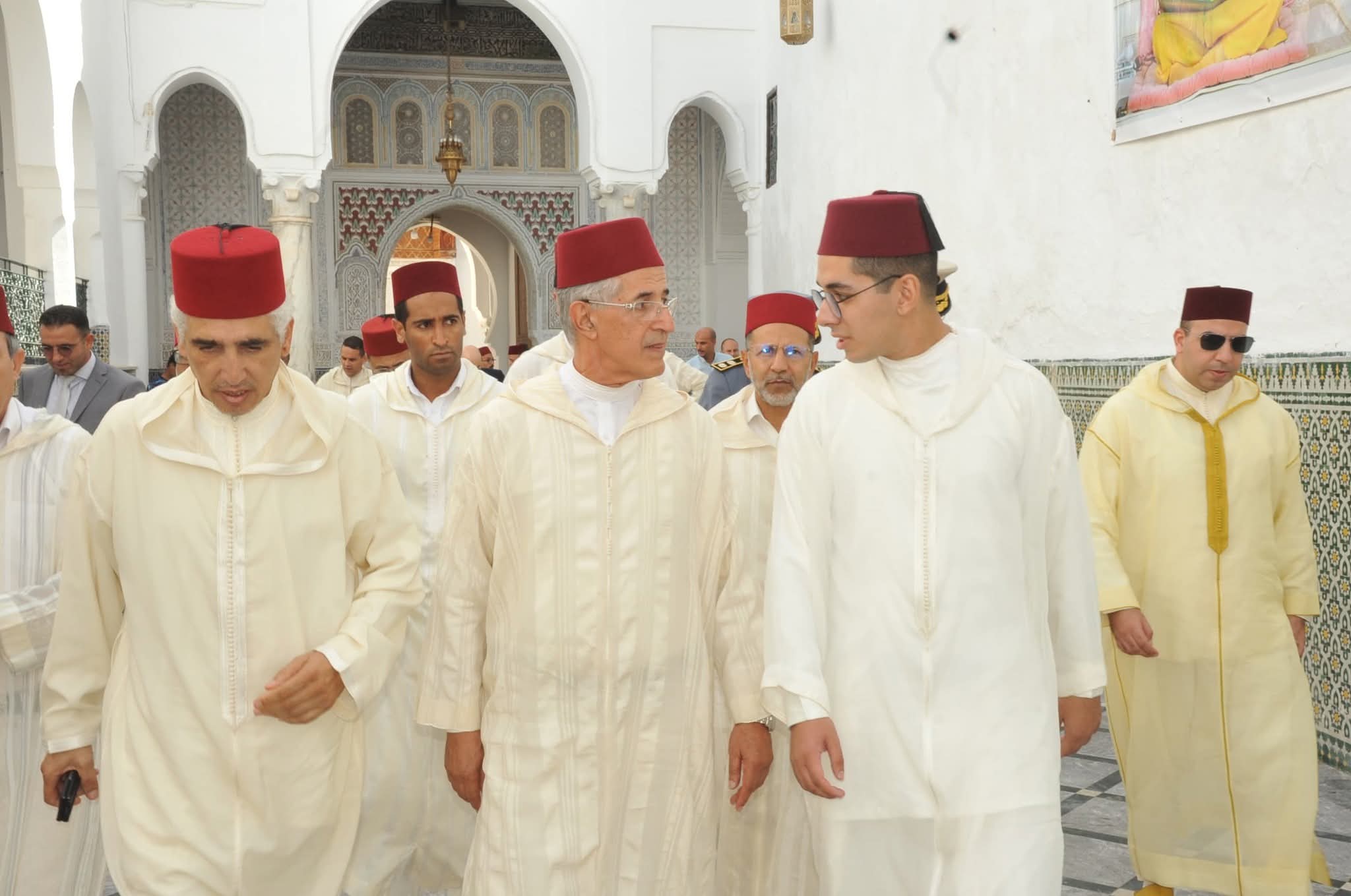 تخليدا للذكرى 27 لوفاة الحسن الثاني.. لجنة ملكية توزع هبات ملكية على أربعة اضرحة بعمالة مكناس ف