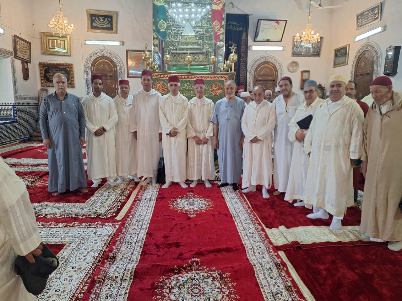 تخليدا للذكرى 27 لوفاة الحسن الثاني.. لجنة ملكية توزع هبات ملكية على أربعة اضرحة بعمالة مكناس ف 