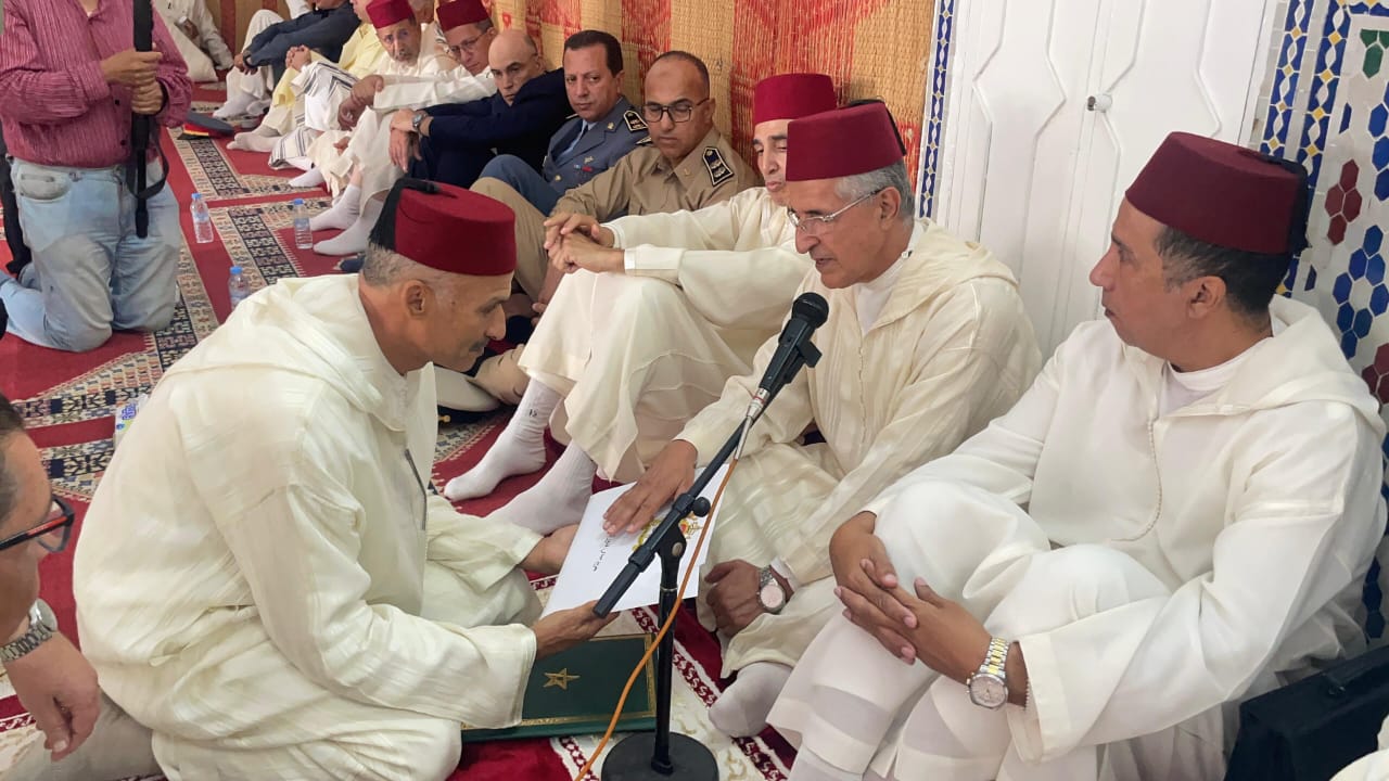 تخليدا للذكرى 27 لوفاة الحسن الثاني.. لجنة ملكية توزع هبات ملكية على أربعة اضرحة بعمالة مكناس ف