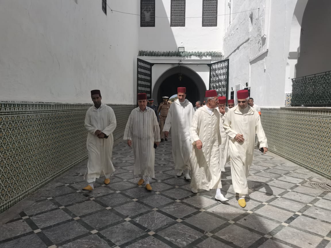 تخليدا للذكرى 27 لوفاة الحسن الثاني.. لجنة ملكية توزع هبات ملكية على أربعة اضرحة بعمالة مكناس ف