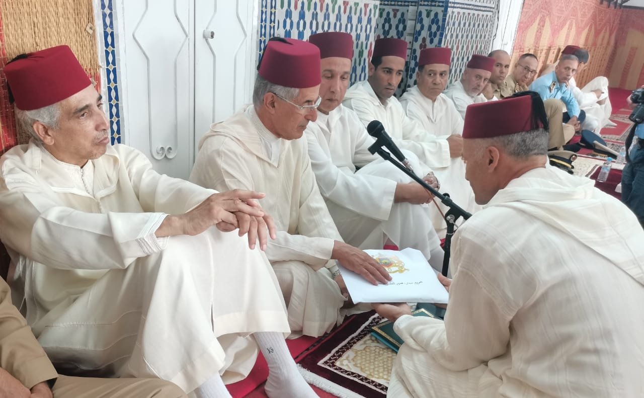 تخليدا للذكرى 27 لوفاة الحسن الثاني.. لجنة ملكية توزع هبات ملكية على أربعة اضرحة بعمالة مكناس ف