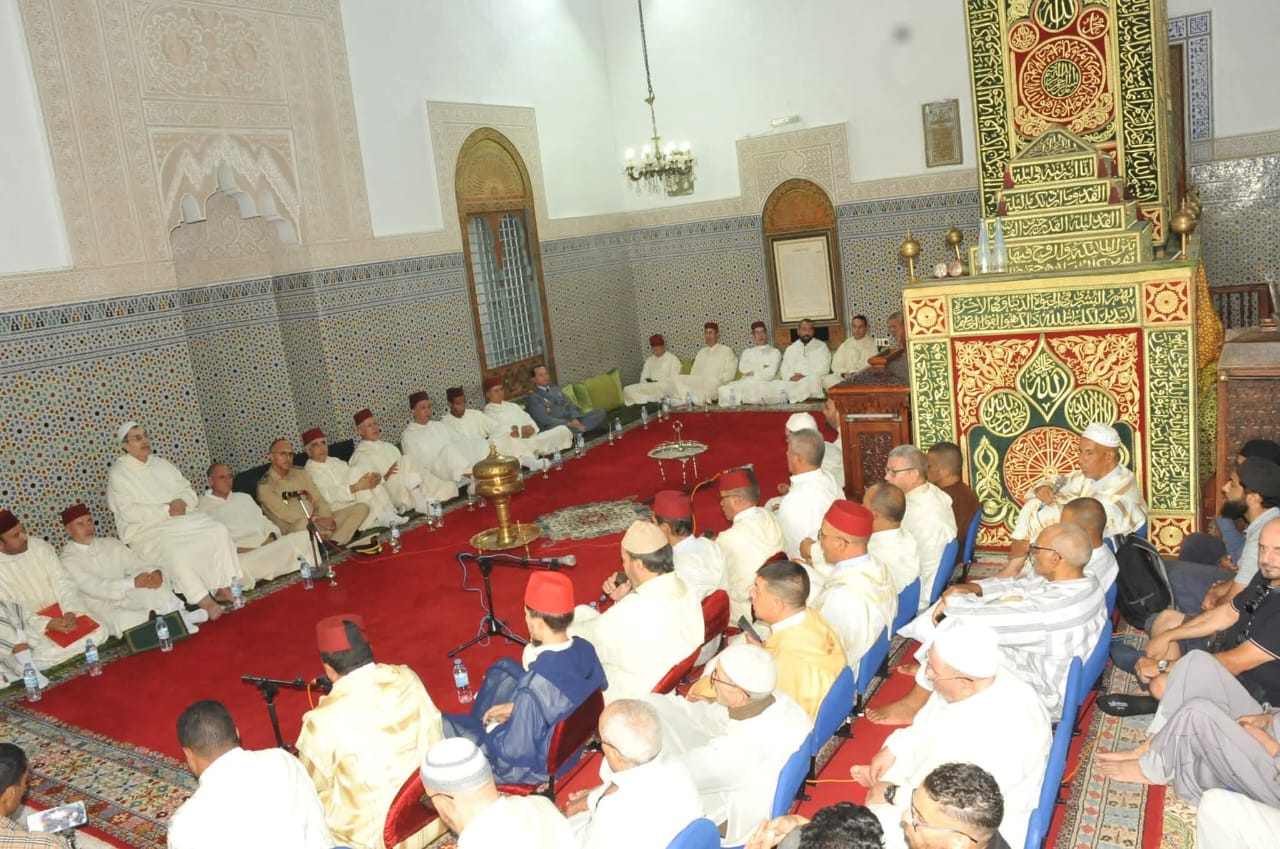 تخليدا للذكرى 27 لوفاة الحسن الثاني.. لجنة ملكية توزع هبات ملكية على أربعة اضرحة بعمالة مكناس ف