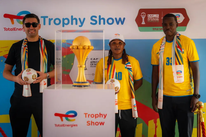 عرض مجسم كأس إفريقيا ضمن جولة ترويجية لـ”كان المغرب 2025″