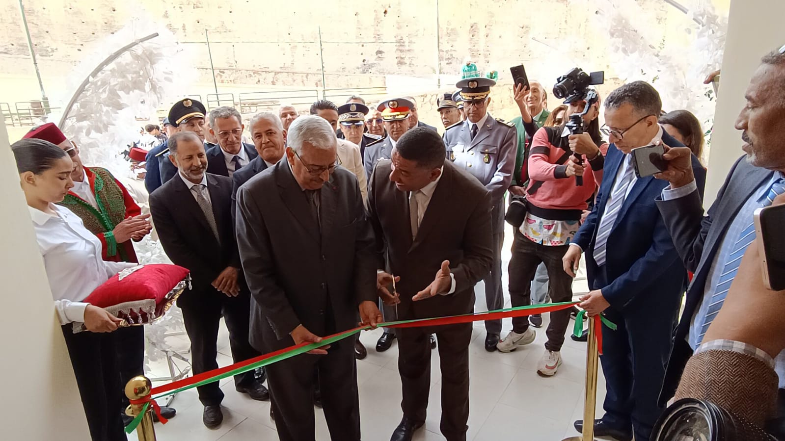 عامل عمالة مكناس يترأس مراسيم تحية العلم الوطني بمناسبة ذكرى المسيرة الخضراء ويشرف على تدشين مشاريع تنموية عامل عمالة مكناس يترأس مراسيم تحية العلم الوطني بمناسبة ذكرى المسيرة الخضراء ويشرف على تدشين مشاريع تنموية