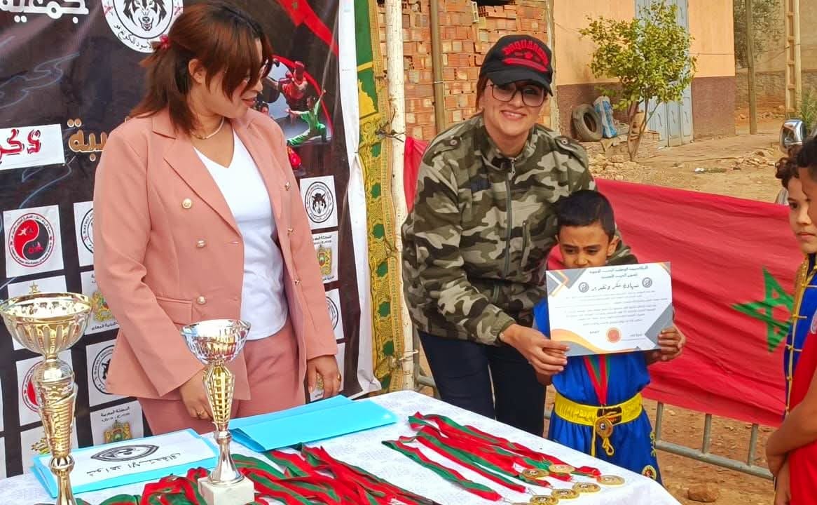 أكاديمية الذئب الأسود تحتفي بالمسيرة الخضراء.. عروض فنية ورياضية تُلهب حماس ساكنة المعازيز أكاديمية الذئب الأسود تحتفي بالمسيرة الخضراء.. عروض فنية ورياضية تُلهب حماس ساكنة المعازيز