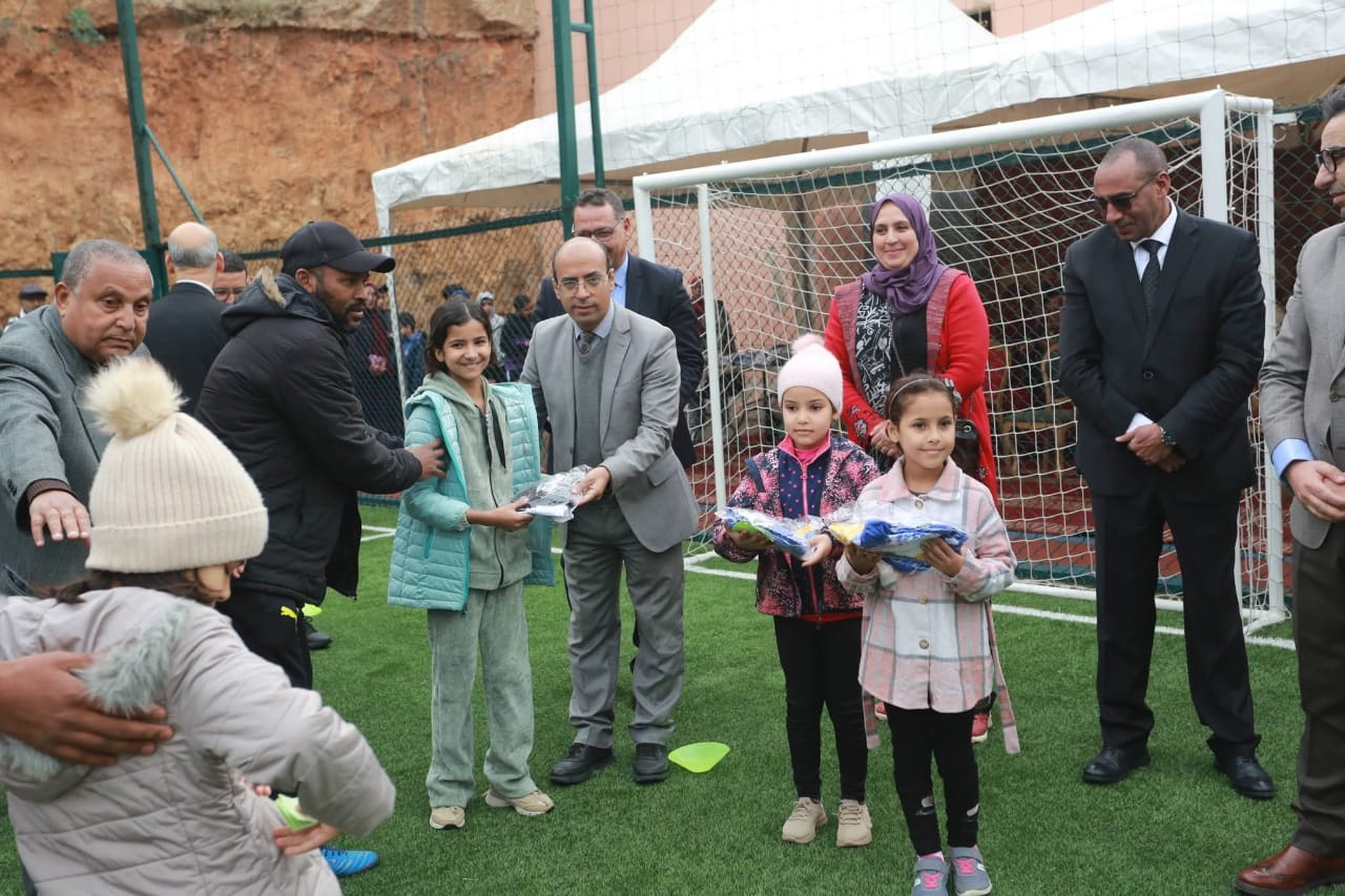 مبادرة مجتمعية بلمسة رياضية… توزيع البدلات الرياضية بحضور عامل عمالة عين السبع-الحي المحمدي مبادرة مجتمعية بلمسة رياضية… توزيع البدلات الرياضية بحضور عامل عمالة عين السبع-الحي المحمدي