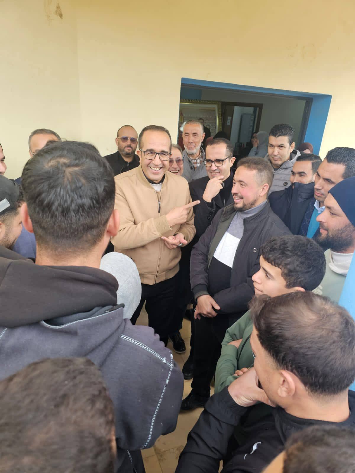 عامل إقليم الحسيمة يقوم بزيارة ميدانية إلى جماعة إزرقت لتتبع المشاريع التنموية والإنصات لانتظارات الساكنة عامل إقليم الحسيمة يقوم بزيارة ميدانية إلى جماعة إزرقت لتتبع المشاريع التنموية والإنصات لانتظارات الساكنة