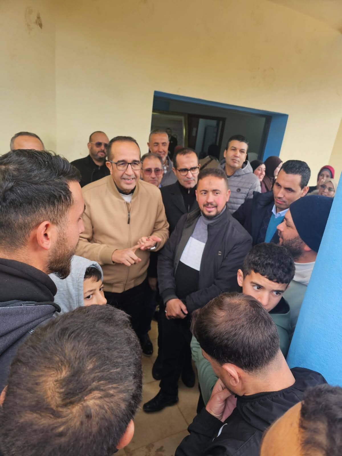 عامل إقليم الحسيمة يقوم بزيارة ميدانية إلى جماعة إزرقت لتتبع المشاريع التنموية والإنصات لانتظارات الساكنة عامل إقليم الحسيمة يقوم بزيارة ميدانية إلى جماعة إزرقت لتتبع المشاريع التنموية والإنصات لانتظارات الساكنة