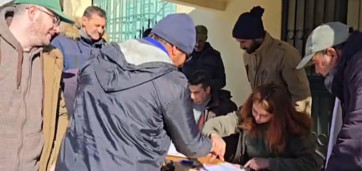 توزيع أفران محسنة على قبائل إقليم إفران يخفف معاناة الساكنة مع قساوة  البرد القارس