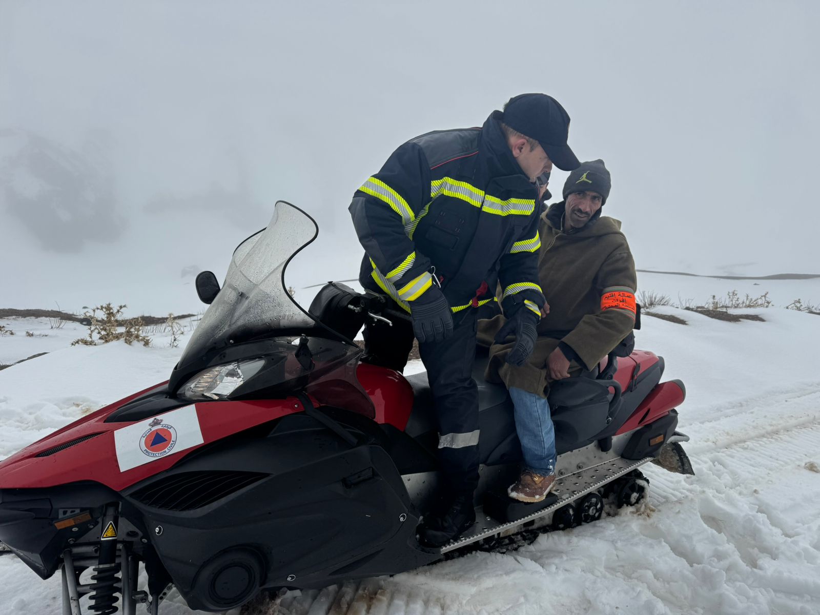 تدخل استعجالي لقائد منطقة إركاون وقيادة الدرك الملكي والوقاية المدنية لإنقاذ أسرة حاصرتها الثلوج بمنطقة هبري التابعة لجماعة بنصميم دائرة أزرو/ إقليم إفران. تدخل استعجالي لقائد منطقة إركاون وقيادة الدرك الملكي والوقاية المدنية لإنقاذ أسرة حاصرتها الثلوج بمنطقة هبري التابعة لجماعة بنصميم دائرة أزرو/ إقليم إفران.