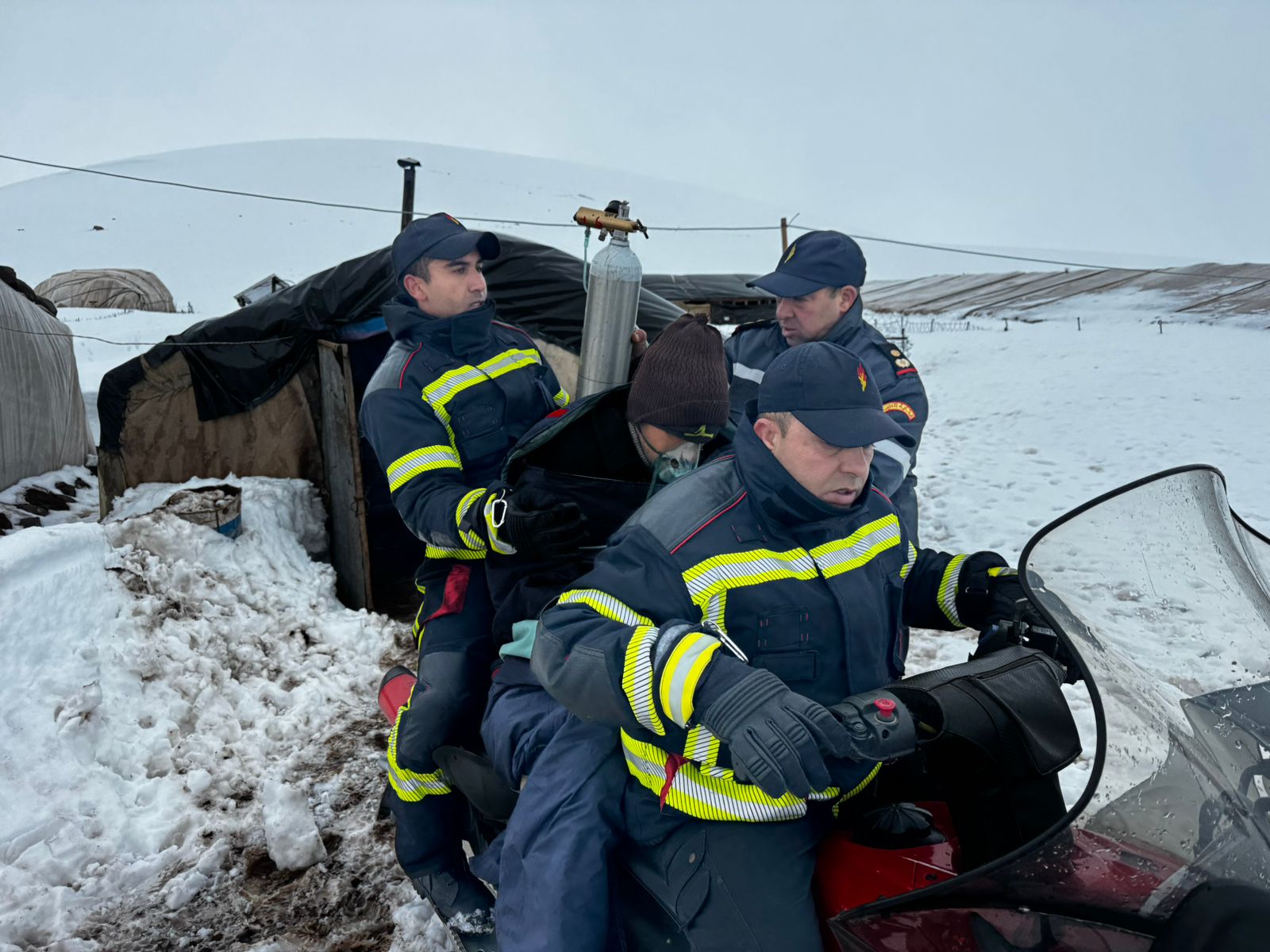 تدخل استعجالي لقائد منطقة إركاون وقيادة الدرك الملكي والوقاية المدنية لإنقاذ أسرة حاصرتها الثلوج بمنطقة هبري التابعة لجماعة بنصميم دائرة أزرو/ إقليم إفران. تدخل استعجالي لقائد منطقة إركاون وقيادة الدرك الملكي والوقاية المدنية لإنقاذ أسرة حاصرتها الثلوج بمنطقة هبري التابعة لجماعة بنصميم دائرة أزرو/ إقليم إفران.