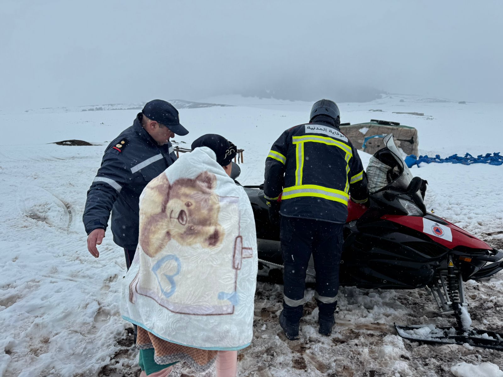 تدخل استعجالي لقائد منطقة إركاون وقيادة الدرك الملكي والوقاية المدنية لإنقاذ أسرة حاصرتها الثلوج بمنطقة هبري التابعة لجماعة بنصميم دائرة أزرو/ إقليم إفران. تدخل استعجالي لقائد منطقة إركاون وقيادة الدرك الملكي والوقاية المدنية لإنقاذ أسرة حاصرتها الثلوج بمنطقة هبري التابعة لجماعة بنصميم دائرة أزرو/ إقليم إفران.
