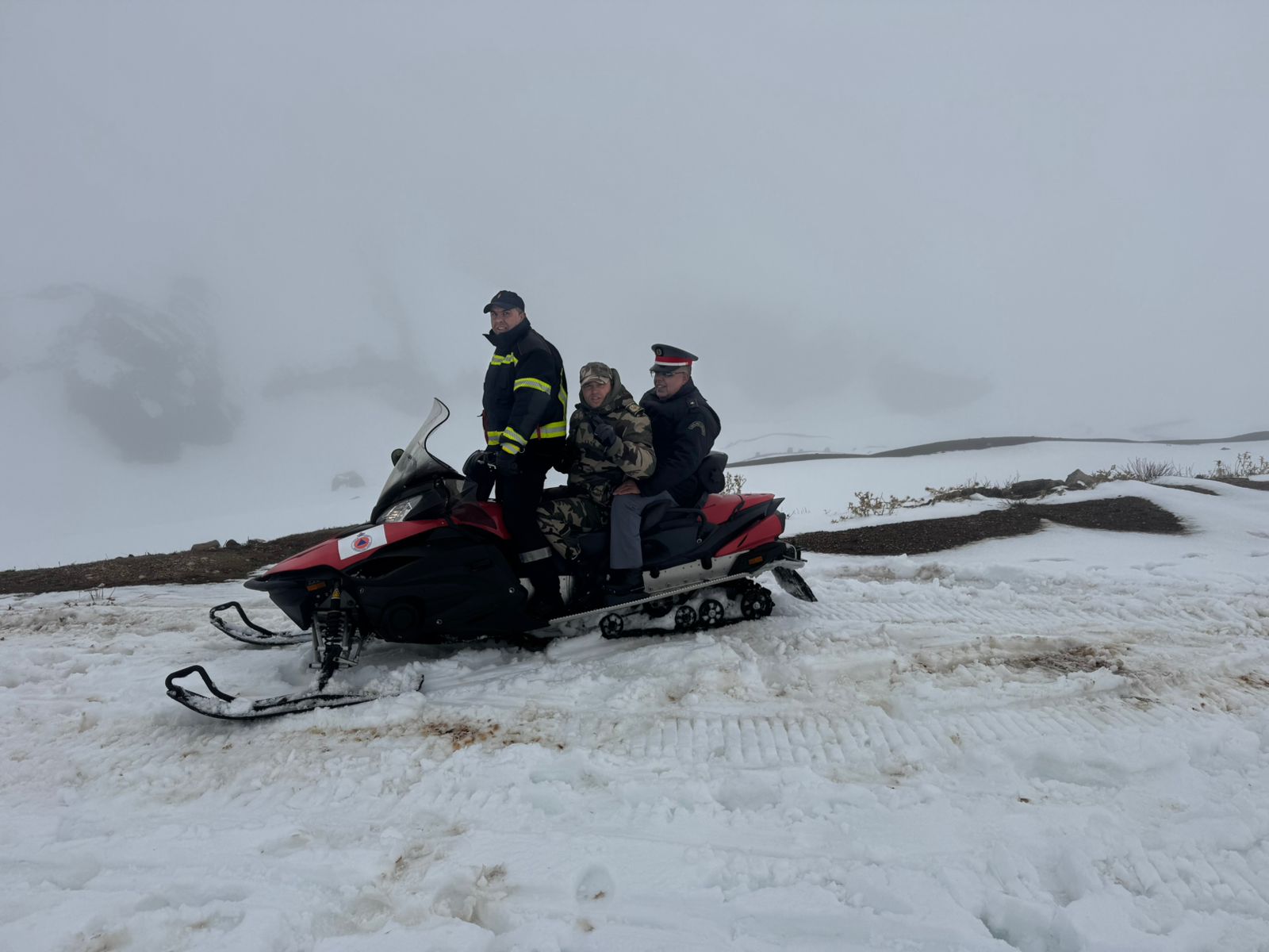تدخل استعجالي لقائد منطقة إركاون وقيادة الدرك الملكي والوقاية المدنية لإنقاذ أسرة حاصرتها الثلوج بمنطقة هبري التابعة لجماعة بنصميم دائرة أزرو/ إقليم إفران. تدخل استعجالي لقائد منطقة إركاون وقيادة الدرك الملكي والوقاية المدنية لإنقاذ أسرة حاصرتها الثلوج بمنطقة هبري التابعة لجماعة بنصميم دائرة أزرو/ إقليم إفران.