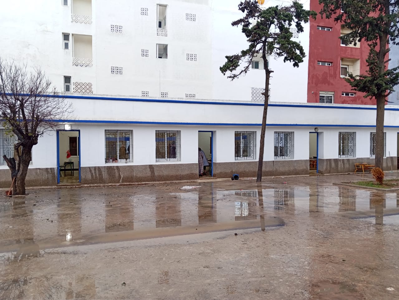 أمطار الأحد تكشف الهشاشة: سبع حجرات دراسية تغرق بالأوحال وتشُلّ الدراسة بمدرسة فاطمة الزهراء بالحسيمة