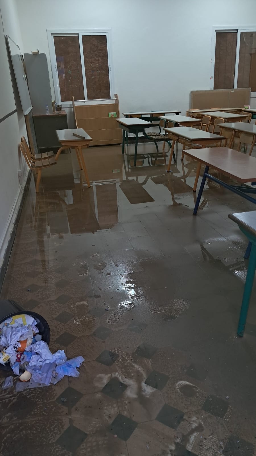 أمطار الأحد تكشف الهشاشة: سبع حجرات دراسية تغرق بالأوحال وتشُلّ الدراسة بمدرسة فاطمة الزهراء بالحسيمة