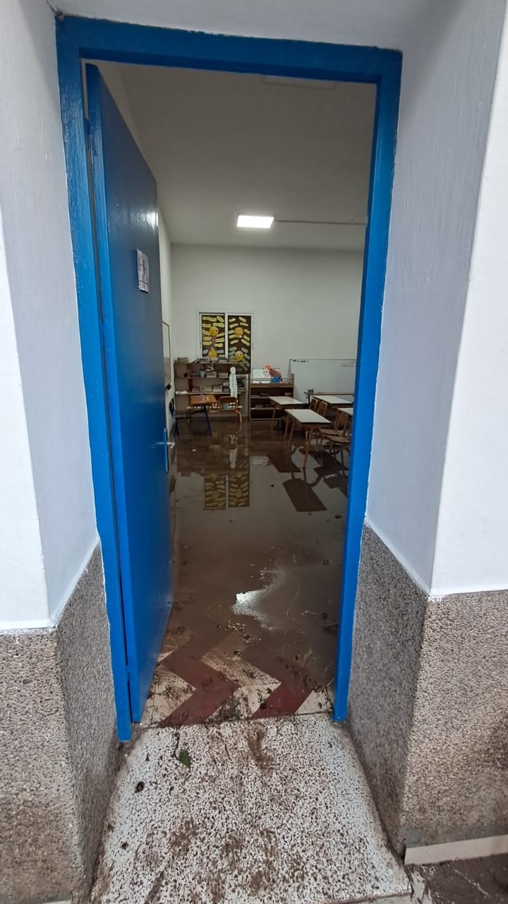 أمطار الأحد تكشف الهشاشة: سبع حجرات دراسية تغرق بالأوحال وتشُلّ الدراسة بمدرسة فاطمة الزهراء بالحسيمة