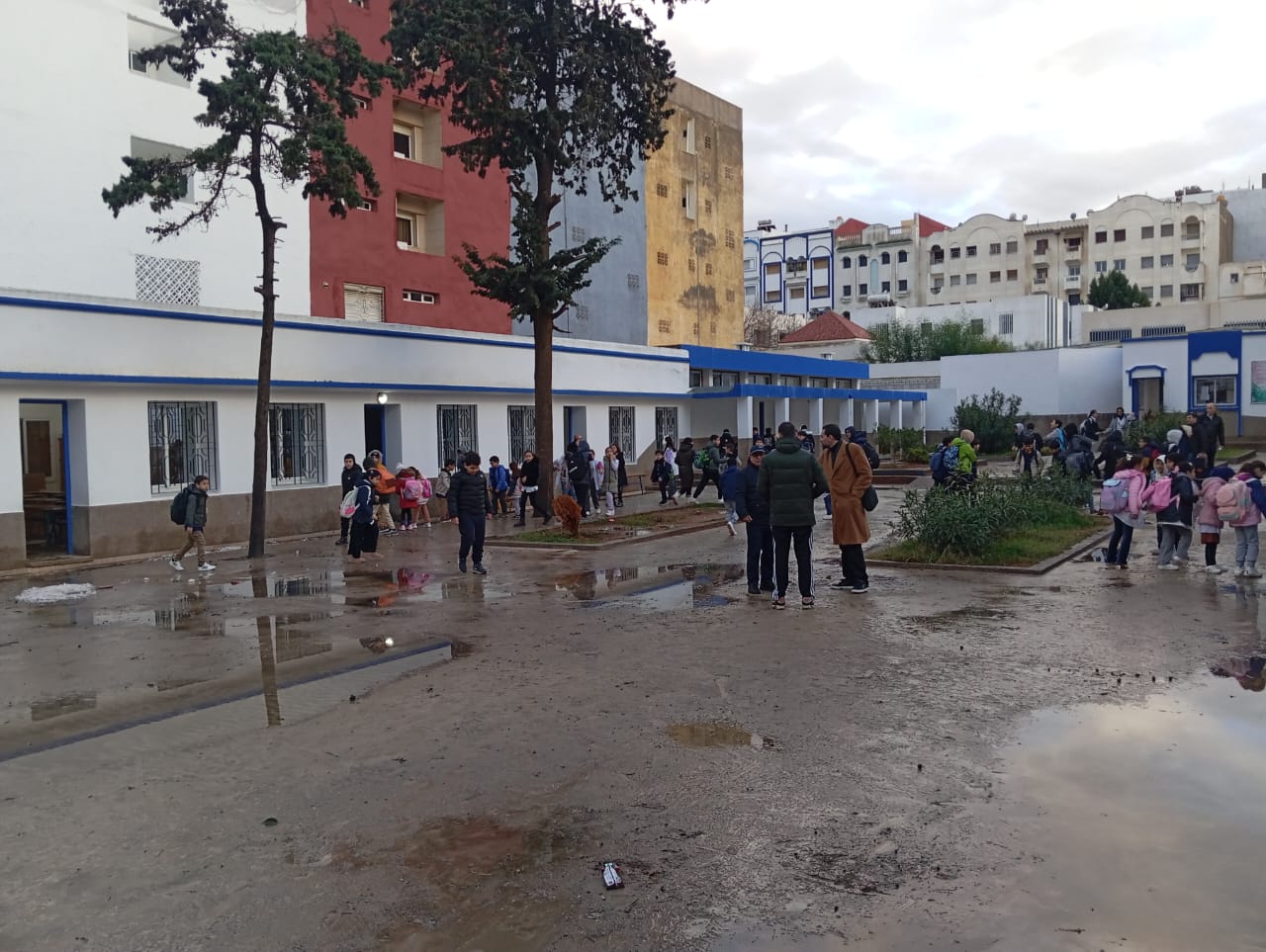 أمطار الأحد تكشف الهشاشة: سبع حجرات دراسية تغرق بالأوحال وتشُلّ الدراسة بمدرسة فاطمة الزهراء بالحسيمة