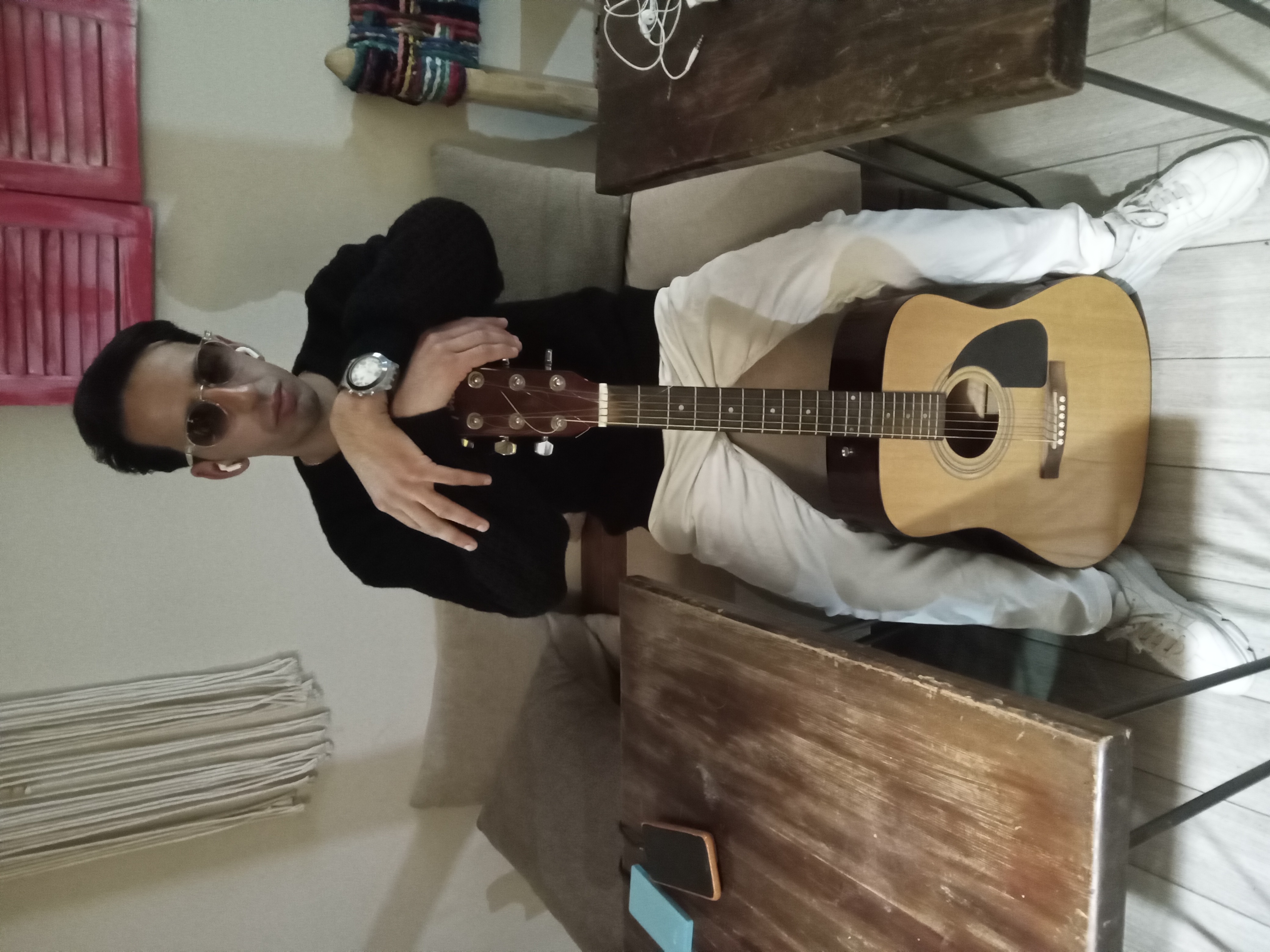 الفنان امين بلعياشي، ابن مدينة مكناس، يطلّ على جمهوره بعمل فني جديد يهديه ويقدّم من خلاله أسمى عبارات التهاني والتبريك للشعب المغربي  بمناسبة السنة الميلادية الجديدة.