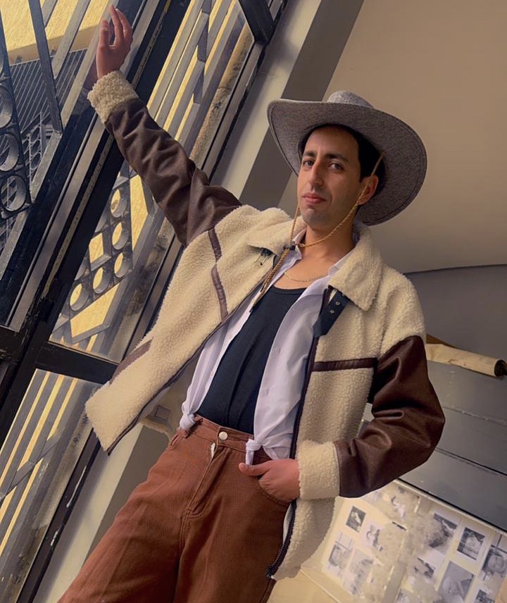 الفنان امين بلعياشي، ابن مدينة مكناس، يطلّ على جمهوره بعمل فني جديد يهديه ويقدّم من خلاله أسمى عبارات التهاني والتبريك للشعب المغربي  بمناسبة السنة الميلادية الجديدة.