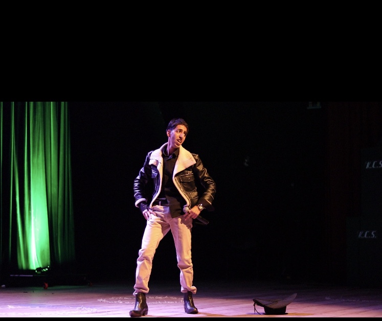 الفنان امين بلعياشي، ابن مدينة مكناس، يطلّ على جمهوره بعمل فني جديد يهديه ويقدّم من خلاله أسمى عبارات التهاني والتبريك للشعب المغربي  بمناسبة السنة الميلادية الجديدة.