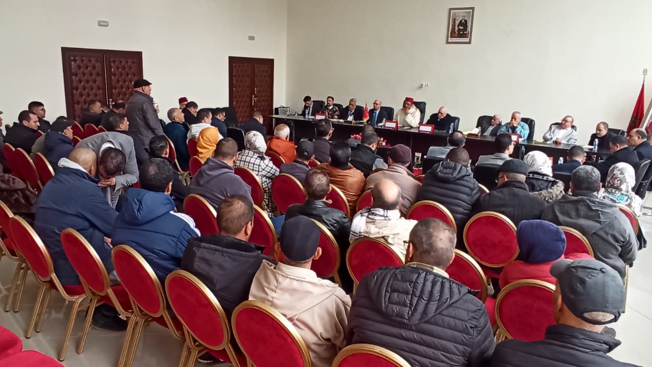 عامل إقليم تاونات يواصل نهج سياسة القرب  والتواصل بترأسه لقاء تواصلي  جديد مع منتخبي أربع جماعات ترابية تابعة لباشوية ودائرة غفساي.