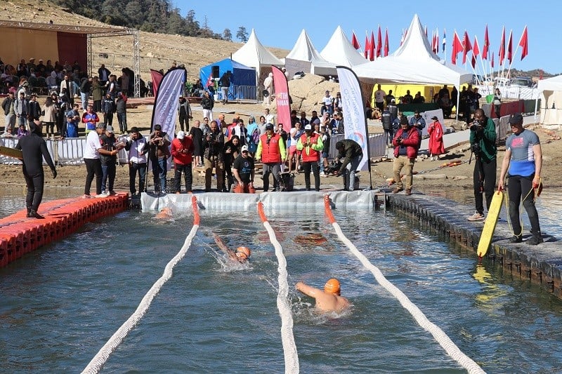 خنيفرة: أزيد من 80 سباحا في النسخة التاسعة لتظاهرة السباحة في المياه الباردة ببحيرة أكلمام أزكزا