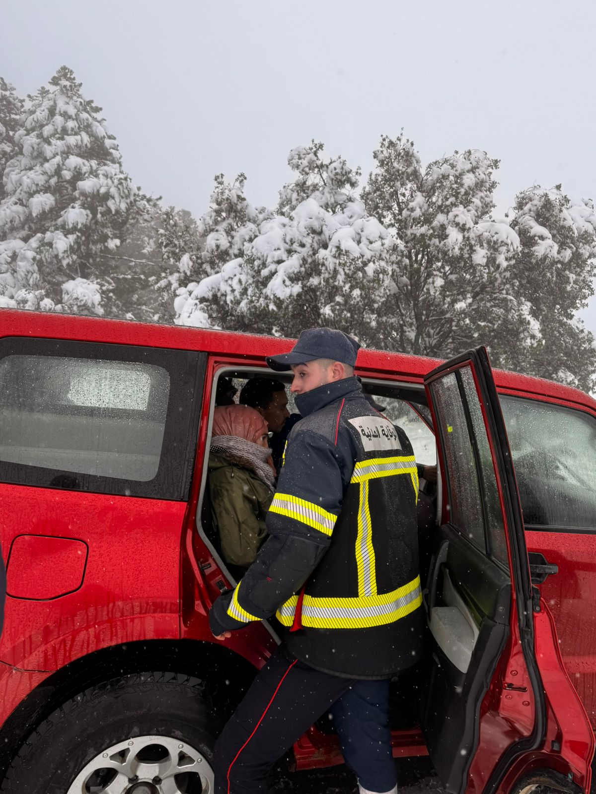 إقليم الحسيمة: تعبئة ميدانية تنقذ امرأة حاصرتها الثلوج بدوار بني بشير إقليم الحسيمة: تعبئة ميدانية تنقذ امرأة حاصرتها الثلوج بدوار بني بشير