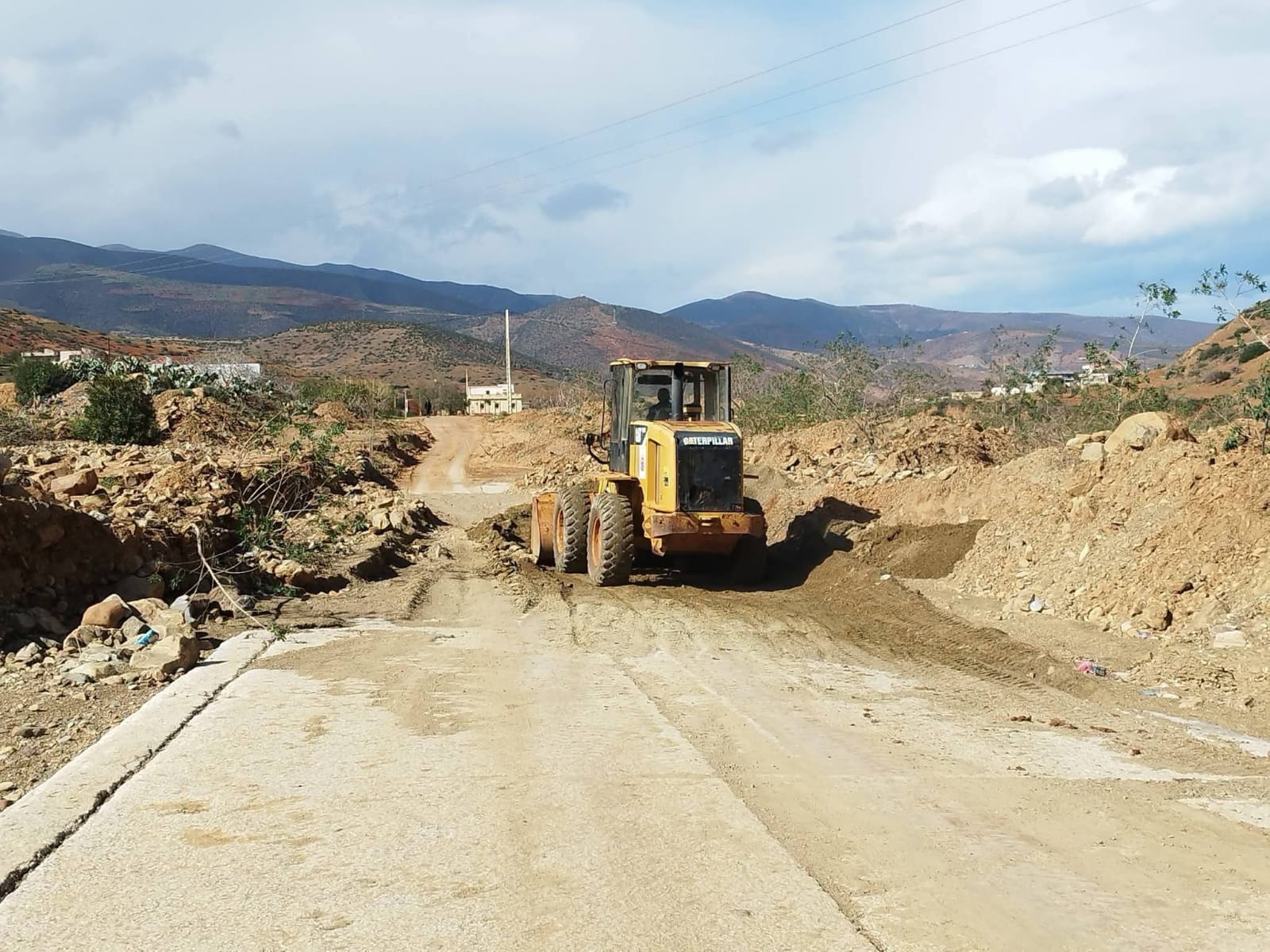 بتعليمات من رئيس المجلس الإقليمي للحسيمة.. تدخل ميداني لتطهير مجاري المياه وفك العزلة عن دواوير بني جميل