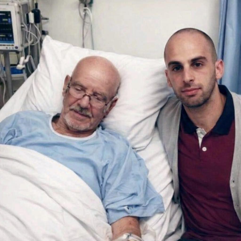 زيارة إنسانية استثنائية تنقل معتقل حراك الريف محمد الحاكي من سجن طنجة إلى الحسيمة لعيادة والده المريض بالسرطان