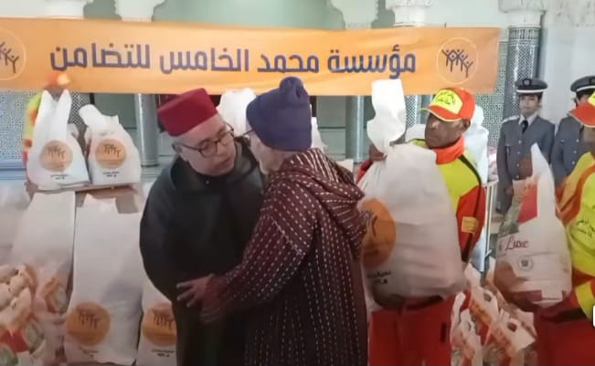 تحت إشراف الكاتب العام للعمالة انطلاقة رسمية لعملية توزيع “قفة رمضان” بمكناس تحت إشراف الكاتب العام للعمالة انطلاقة رسمية لعملية توزيع “قفة رمضان” بمكناس