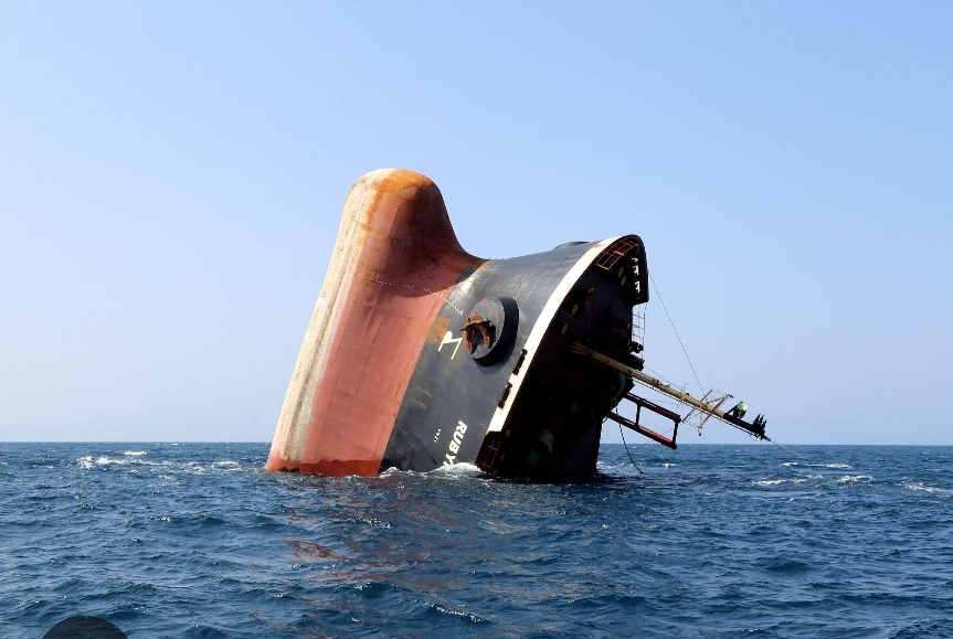 غرق سفينة تجارية بنمية قبالة سواحل العيون