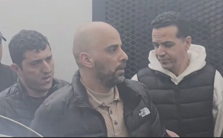 السماح للمعتقل محمد حاكي بزيارة عائلته بالحسيمة لإلقاء النظرة الأخيرة على والده الراحل السماح للمعتقل محمد حاكي بزيارة عائلته بالحسيمة لإلقاء النظرة الأخيرة على والده الراحل