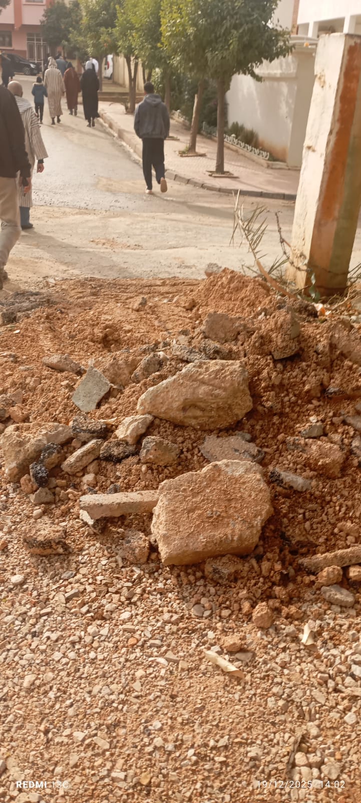 حفر الأشغال وترقيعات الطرق… معاناة يومية لساكنة أحياء مكناس حفر الأشغال وترقيعات الطرق… معاناة يومية لساكنة أحياء مكناس